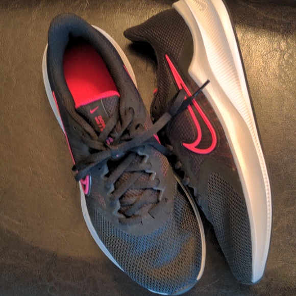 NWOT! Nike women's sneakers - size 9 - Picture 1 of 8